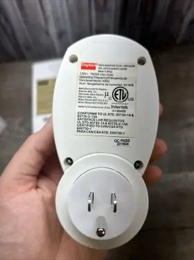 1UHG3 DAYTON Humidifier Plug #3