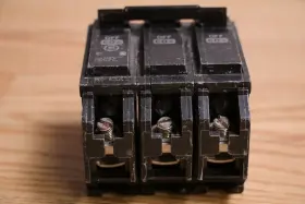 RV-2937 GE General Electric Thql Breaker Common Trip #3