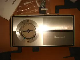 T8095A1002 HONEYWELL Chronotherm Thermostat #2