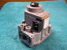 VR8205M LENNOX DUCANE ARMSTRONG Honeywell Nat Gas Valve #2