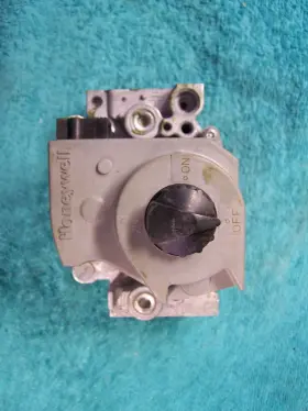 VR8205M LENNOX DUCANE ARMSTRONG Honeywell Nat Gas Valve #3