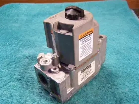 VR8205M LENNOX DUCANE ARMSTRONG Honeywell Nat Gas Valve