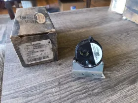 S1-02425329706 SOURCE 1 Control Switch Pressure Air Iwc York